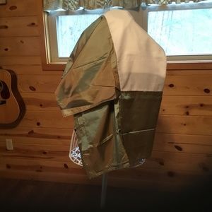 Bed skirt, two-tone green to beige/gold